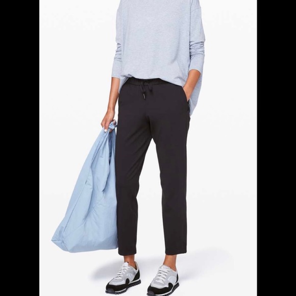 Lululemon on the fly 7/8 pants in black size 4 - Picture 2 of 2